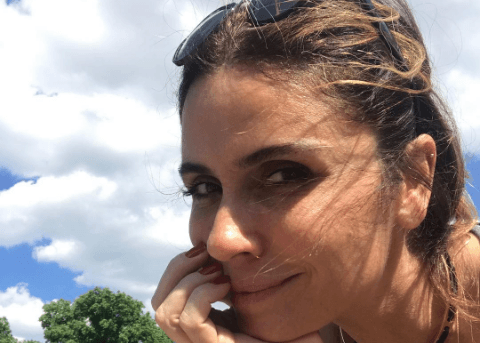 Giovanna Antonelli posa com o marido e os filhos em metrô durante viagem