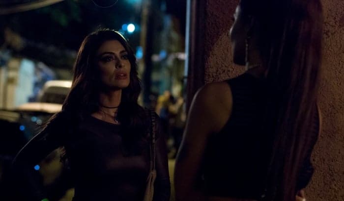 "A Força do Querer": Bibi é ameaçada e encara mulher do chefe do tráfico