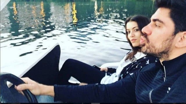 Apaixonados, Marcelo Adnet e namorada curtem o final de semana com passeio de pedalinho