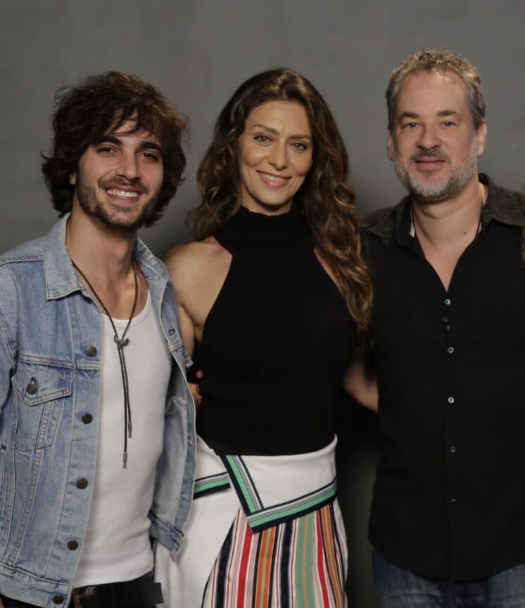 "Falta intimidade", opina Fiuk sobre relação de seu personagem com pai em novela