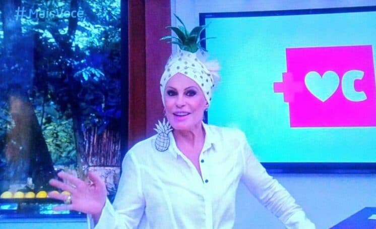 Ana Maria Braga surpreende e apresenta o "Mais Você" com abacaxi na cabeça