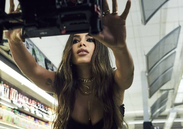 Anitta fala de quem tem cecê: "Queria oferecer desodorante sem ser indelicada"