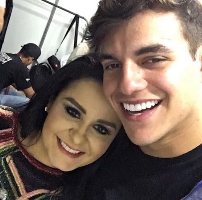 Após rumores de affair, ex-BBB Antonio "provoca" com cantora