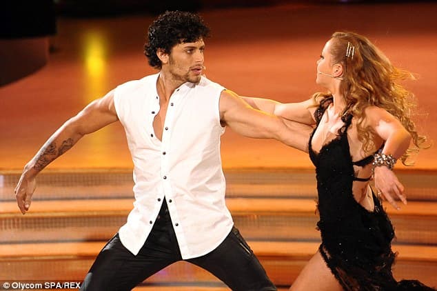 Ex-namorado de Madonna aparece "voando" em abertura do novo "Dancing Brasil"