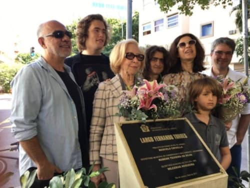 Fernanda Montenegro posa com os netos e internautas fazem piada