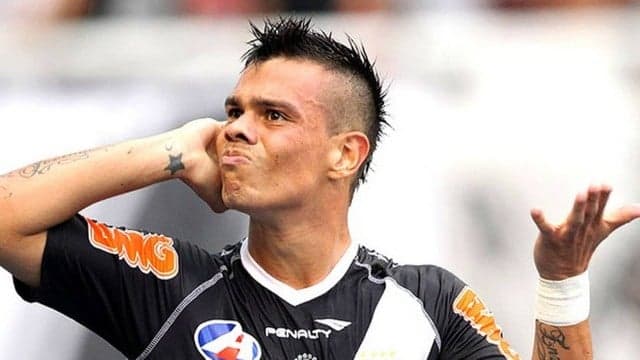 Ex-jogador do Vasco está morando de favor nos fundos da casa do sogro e cheio de dívidas