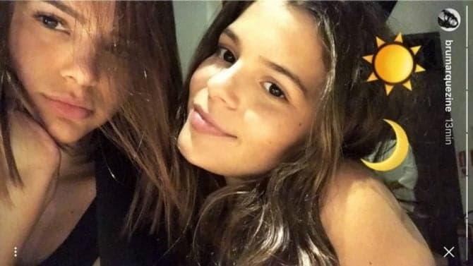 Bruna Marquezine posa com a irmã e semelhança chama atenção