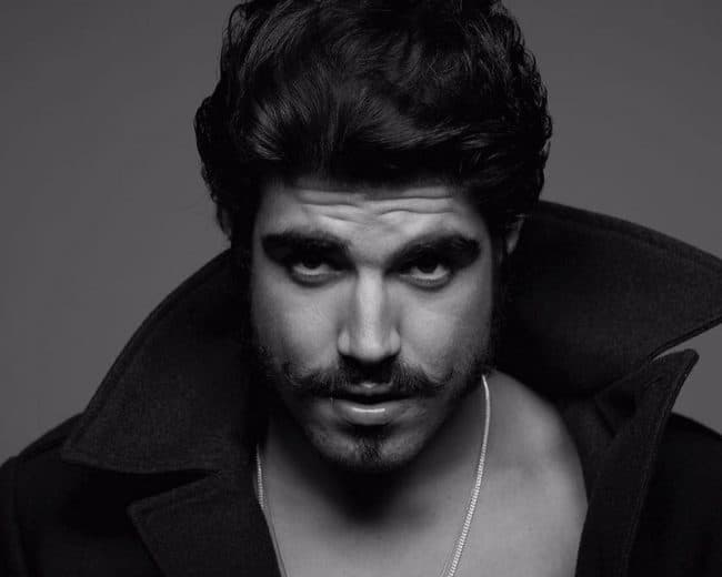 Caio Castro revela que trocava livros por revistas "Playboy"