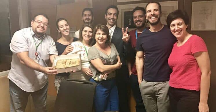 Chefe proíbe bolo de aniversário e deixa jornalistas revoltados na GloboNews