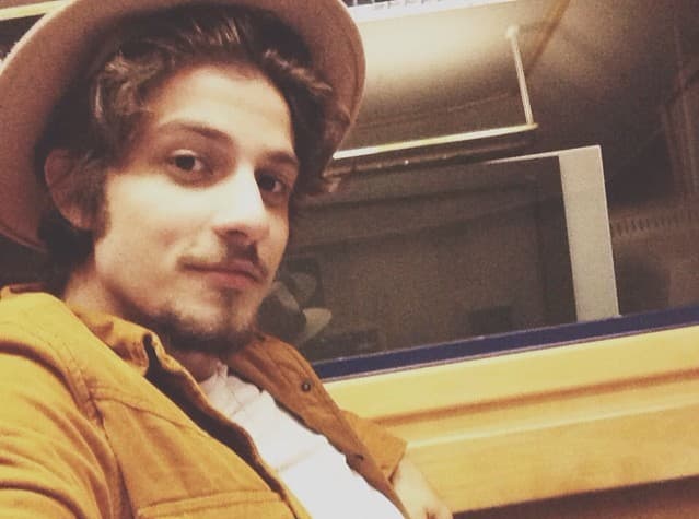 Foto de Chay Suede no banho deixa fãs enlouquecidos