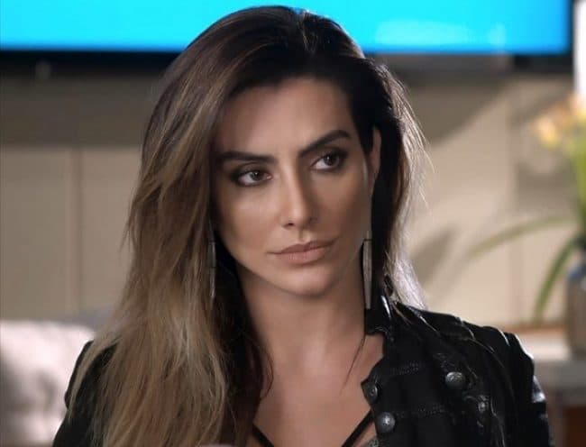 Cleo abre o jogo, fala sobre plásticas e se irrita com perguntas: "Faço o que eu bem entender"