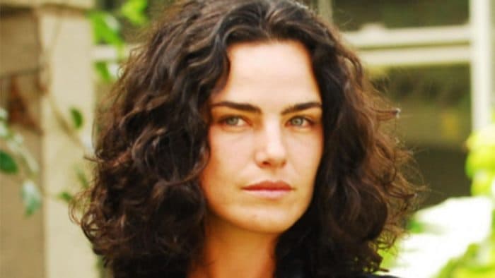 Ana Paula Arósio volta ao Brasil, é flagrada e registro cai na web