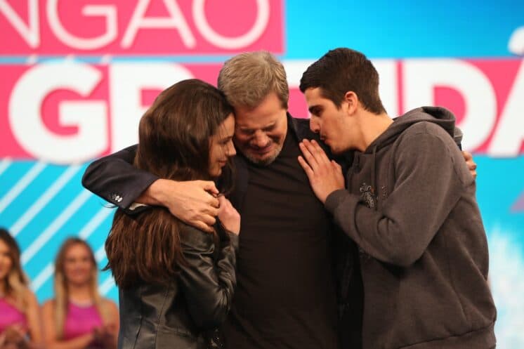 Edson Celulari chora muito com surpresa dos filhos no "Domingão do Faustão"