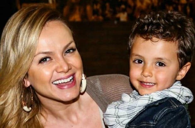 Com a mãe internada, filho de Eliana é visto com a avó no teatro