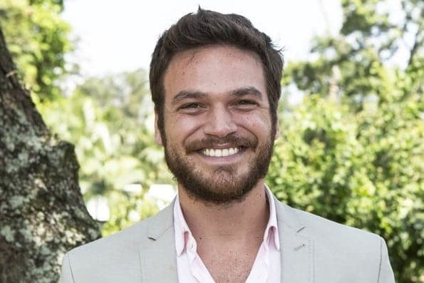 Emílio Dantas interrompe almoço e dá show de simpatia atendendo fãs
