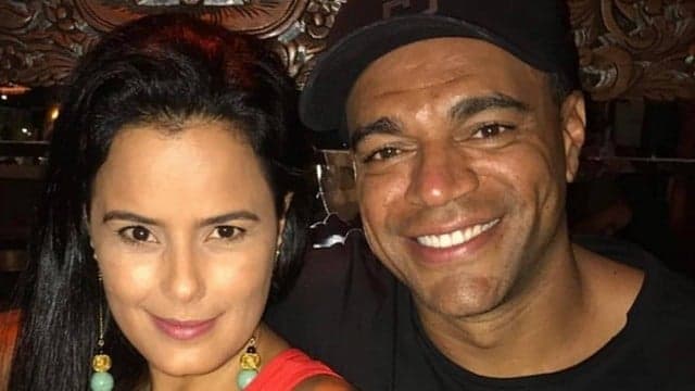 Indo comemorar o Natal com a família Camargo, Denílson não perde a piada e dispara: "o único genro tá chegando"