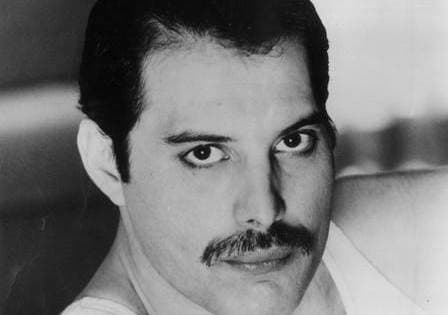 Definido ator que interpretará Freddie Mercury em filme biográfico; saiba quem
