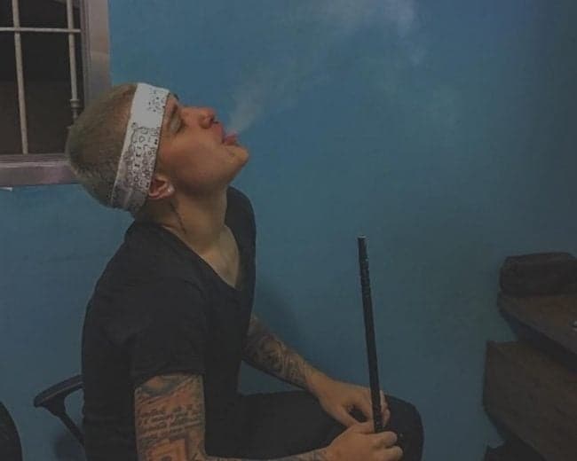 MC Gui posa fumando e causa polêmica na internet