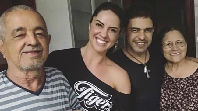 Graciele Lacerda posa ao lado dos pais de Zezé Di Camargo em visita: "Saudade"