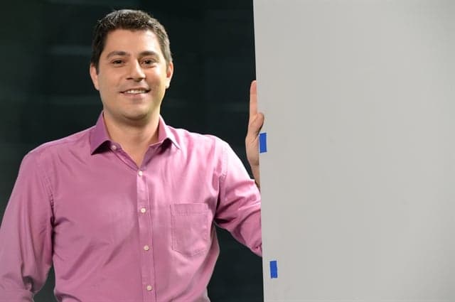 Funcionários da Globo fazem fila para se despedir de Evaristo Costa nos bastidores; veja