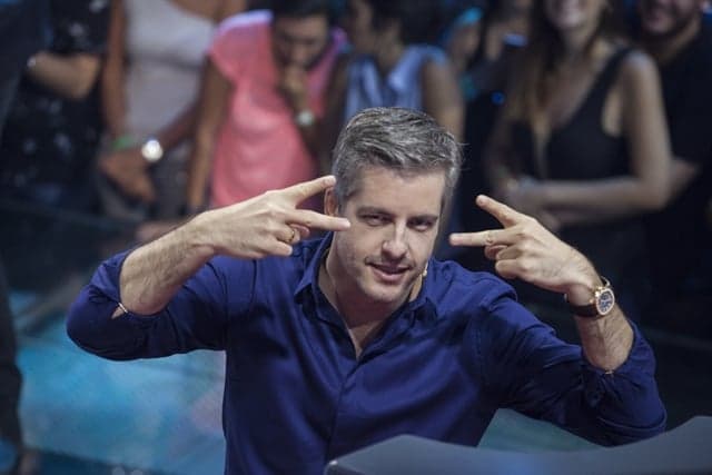 Globo se recusa a falar sobre acusações do cantor Victor, ex-técnico do "The Voice Kids"