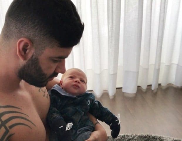 Gusttavo Lima toca piano para filho e internautas se emocionam com fofura