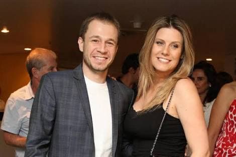 Tiago Leifert ganha declaração de amor da esposa e celebra aniversário de casamento