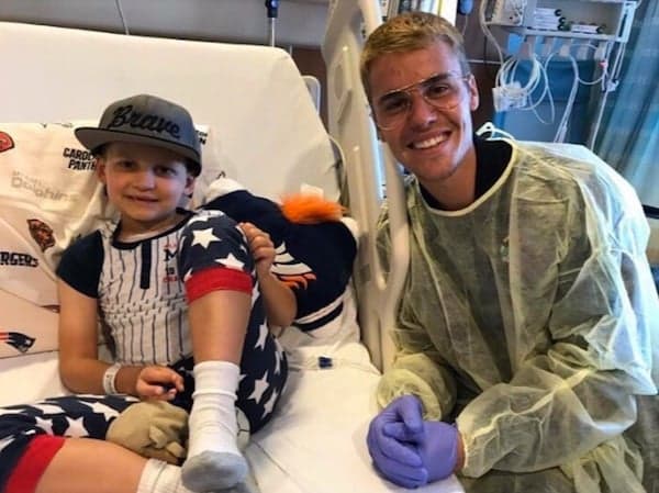 Justin Bieber visitou fãs em hospital infantil na Califórnia
