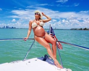 Karina Bacchi exibe barrigão em passeio. (Foto: Reprodução)