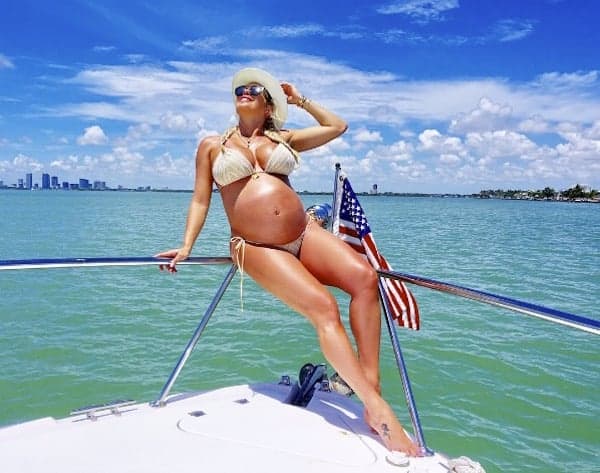 Grávida de oito meses, Karina Bacchi exibe barrigão durante passeio