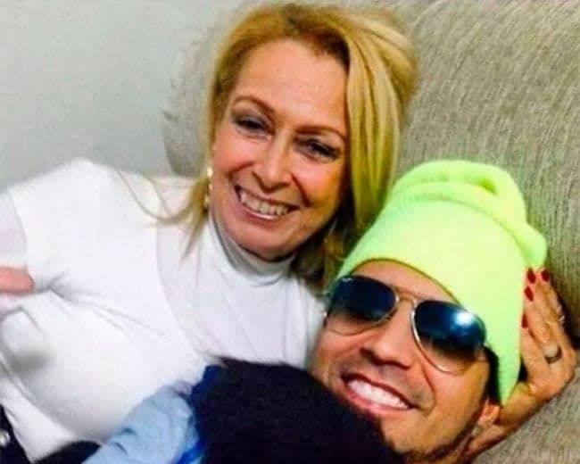 Amigo desmente mãe de Latino: "Ele cansa de dar dinheiro"