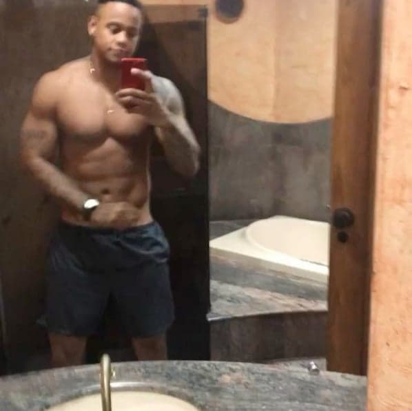 Léo Santana publica vídeo onde aparece dançando sem cueca