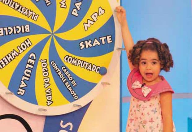 Maisa volta a usar cachos, atender telefonemas e girar roleta com vestido infantil