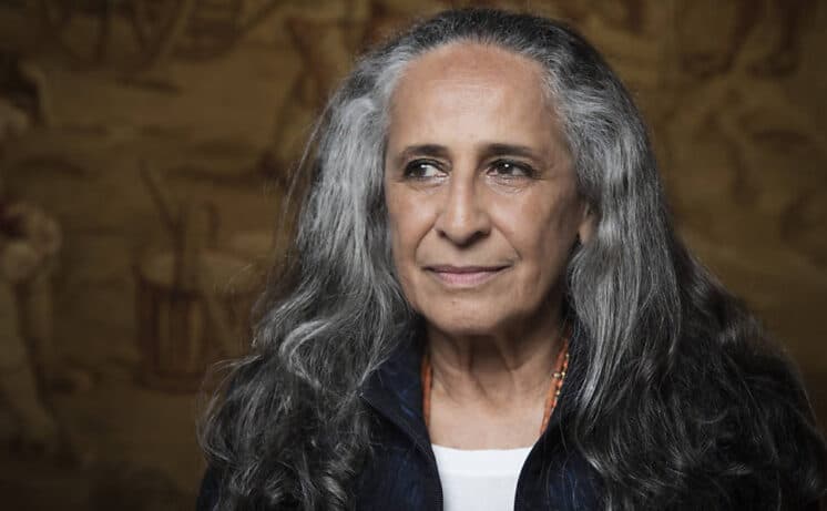 Maria Bethânia cancela show com plateia cheia de famosos após febre alta