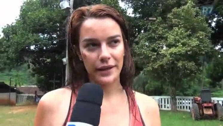 Atriz que viveu vilã em "Malhação" surge fumando em foto