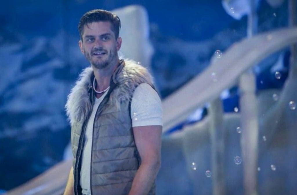 Ex-BBB Marcos é flagrado aos beijos com nova namorada