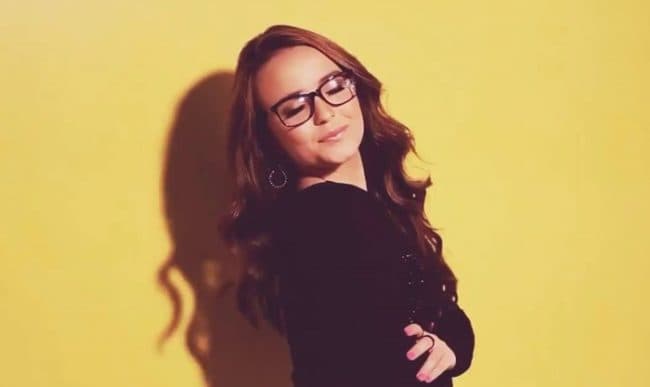 Larissa Manoela causa na internet após aparecer com blusa transparente