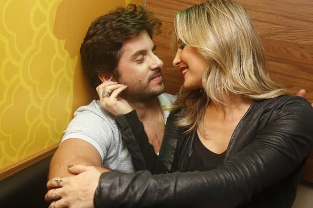 Claudia Leitte ousa, aparece em momento íntimo com o marido na cama e fãs comemoram