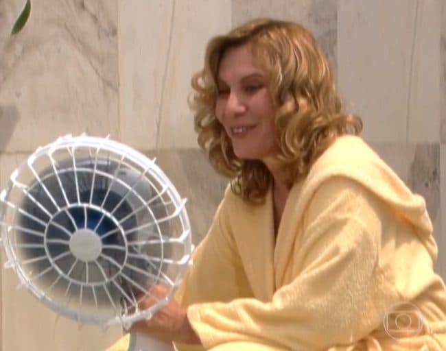 Após cena clássica em "Senhora do Destino" ser picotada, internautas detonam a Globo na web