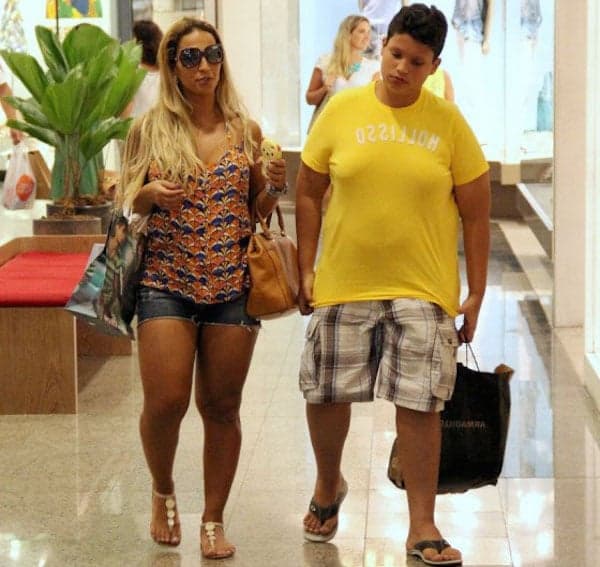 Filho de Valesca Popozuda emagrece, badala com a mãe e surpreende pela beleza