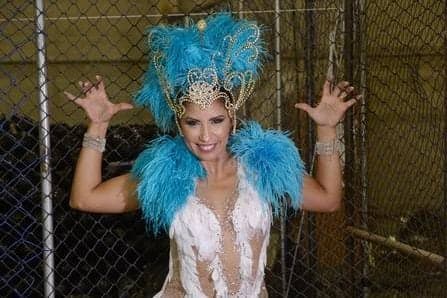 Ex-rainha de bateria se casa com o ex-namorado da filha e não a convida para o casamento