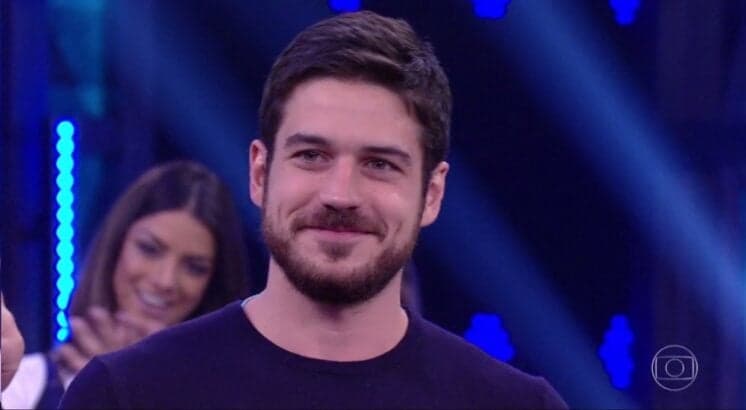 "A Globo nunca me pediu em casamento", dispara Marco Pigossi ao ser questionado sobre relacionamento com a emissora