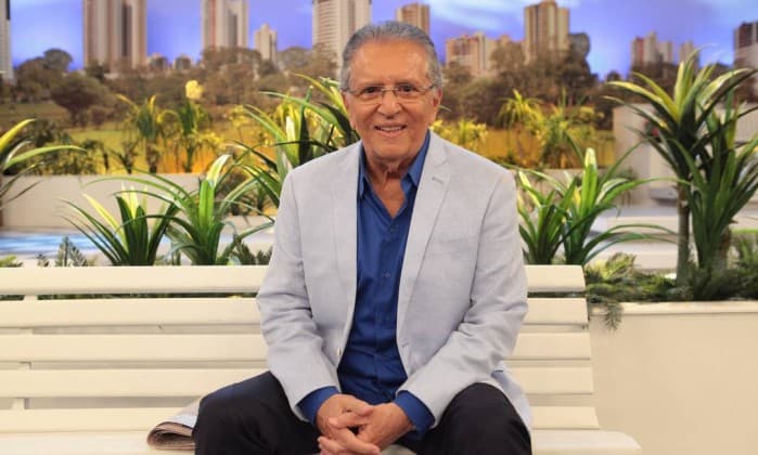 Teto da casa de Carlos Alberto de Nóbrega desaba e apresentador quase sofre acidente