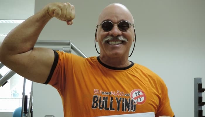 Após polêmica com "Escolinha", Paulo Cintura volta à TV como professor de ginástica gospel