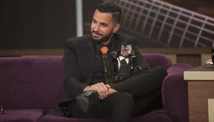 Mãe de Latino reclama do filho e dispara: "Nunca me visita. O macaco é mais importante"
