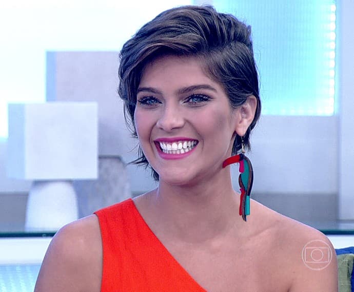 Isabella Santoni muda radicalmente o visual durante viagem