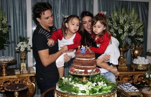 Leandro, do KLB, comemora aniversário com a mulher e as filhas
