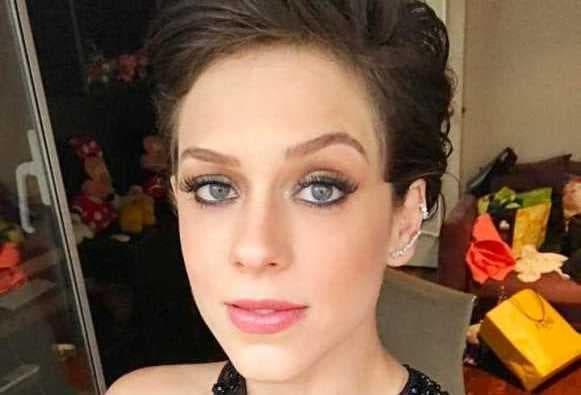 Sophia Abrahão radicaliza o visual e aparece no "Vídeo Show" com cabelão