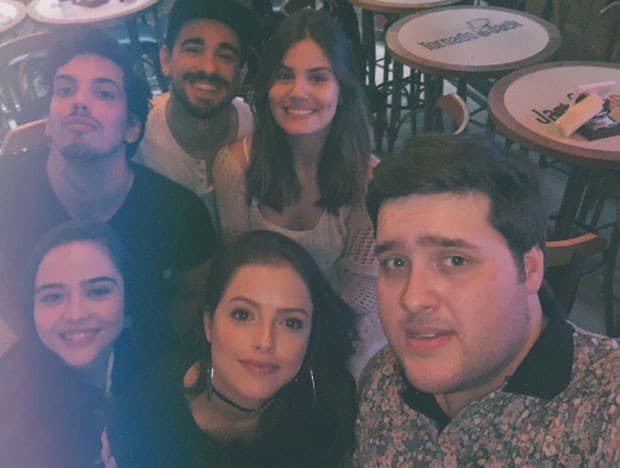 Camila Queiroz e elenco de "Verdades Secretas" se reencontram em aniversário