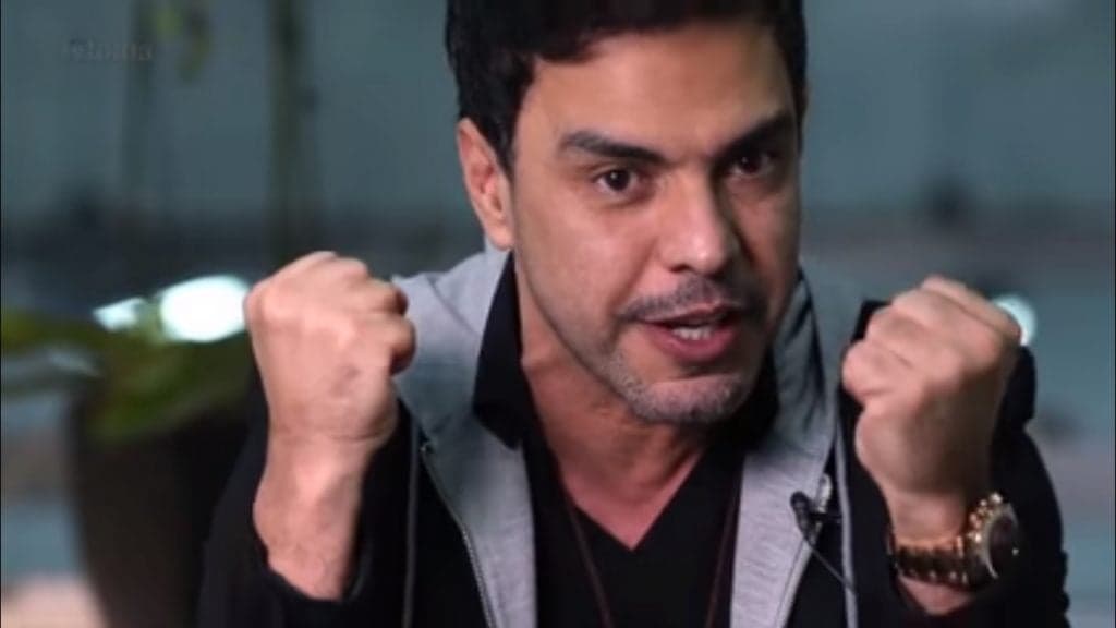 Zezé Di Camargo surge abraçado com Bolsonaro